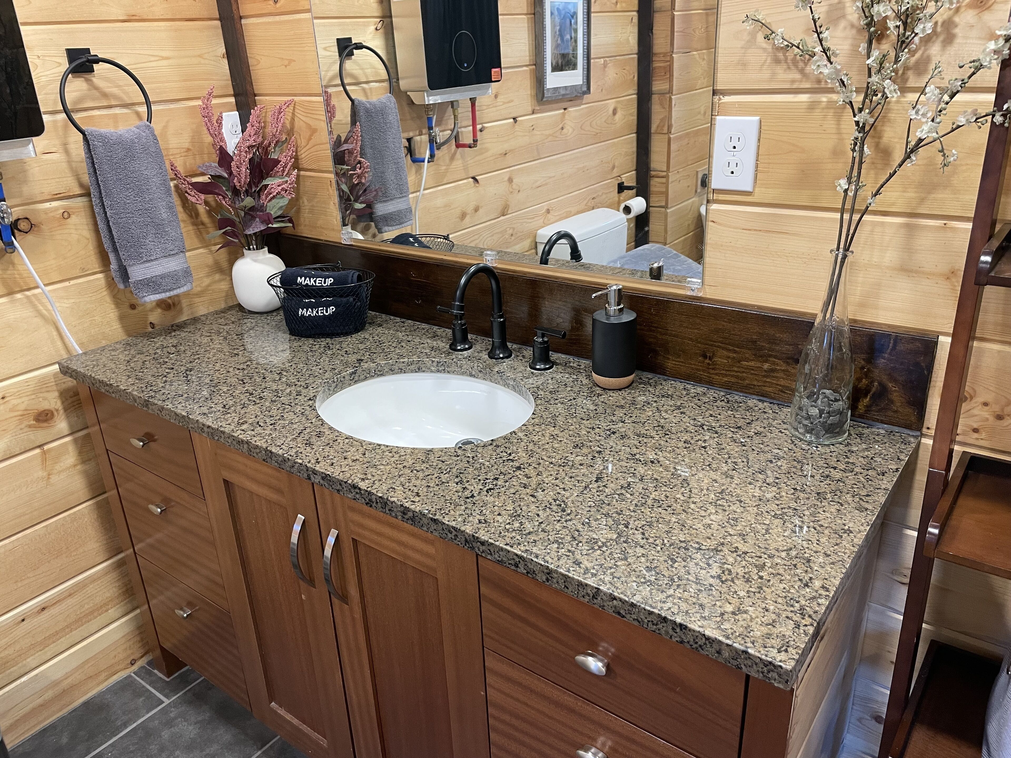 Secador de pelo, toallas, jabón y champú