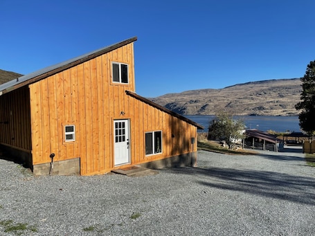 Exterior. Charming Guest Cabin Nestled on Stunning 30-acre Vineyard near Lake Chelan