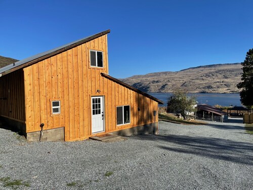 Charming Guest Cabin Nestled on Stunning 30-acre Vineyard near Lake Chelan 
