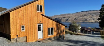 Charming Guest Cabin Nestled on Stunning 30-acre Vineyard near Lake Chelan 