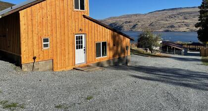 Charming Guest Cabin Nestled on Stunning 30-acre Vineyard near Lake Chelan