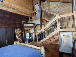 2 bedrooms, desk, travel cot, WiFi - Charming Guest Cabin Nestled on Stunning 30-acre Vineyard near Lake Chelan  (Pateros)