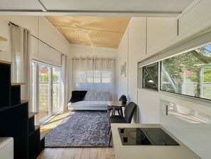 Smart TV - Manaaki Tiny House 200m from Orewa Beach (Orewa)
