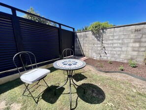 Outdoor dining - Manaaki Tiny House 200m from Orewa Beach (Orewa)