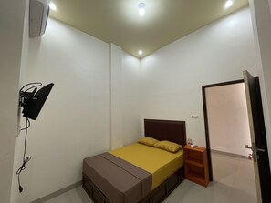 Standard Double Room | Desk, laptop workspace, bed sheets