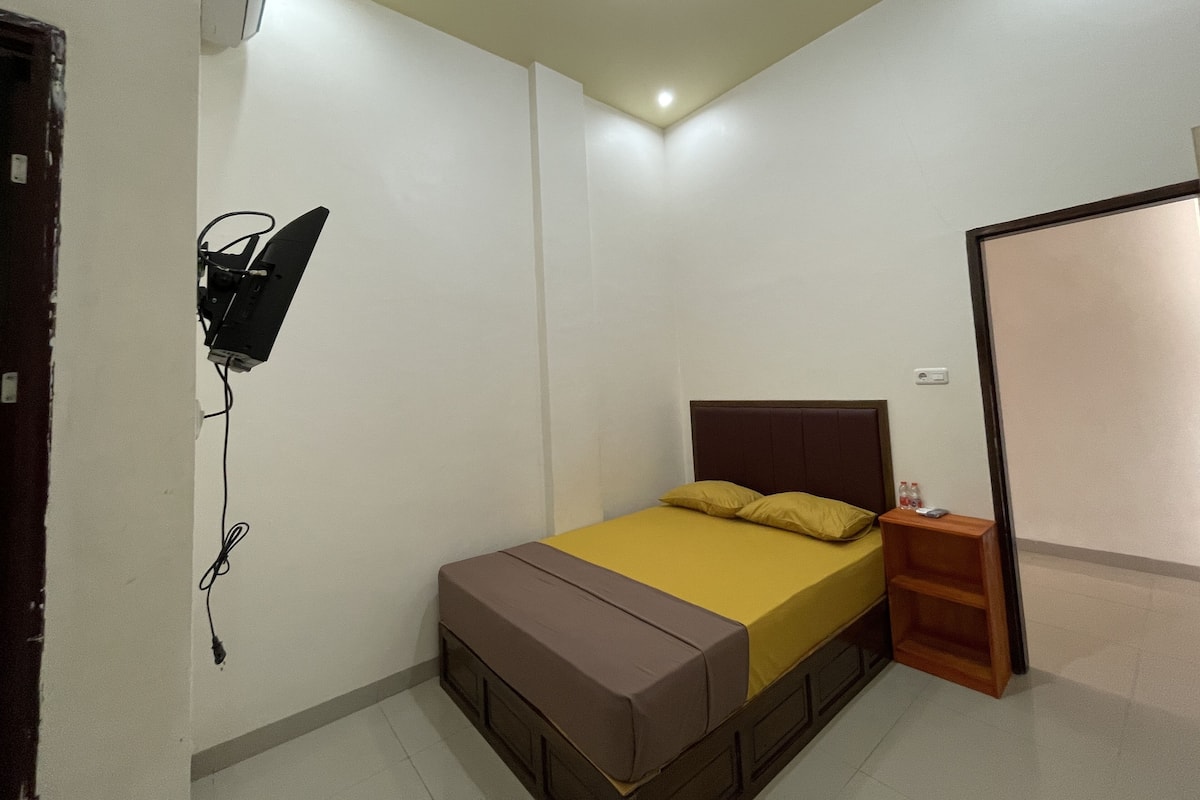 Standard Double Room | Desk, laptop workspace, bed sheets