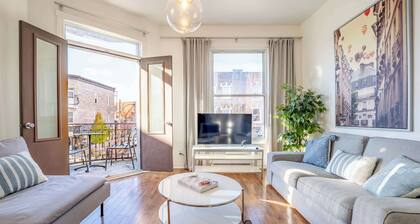 Plateau Stay | Balcony, AC, Near La Fontaine Park