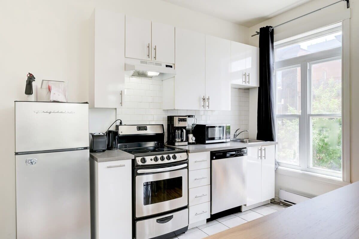 Réfrigérateur, micro-ondes, four, plaque de cuisson