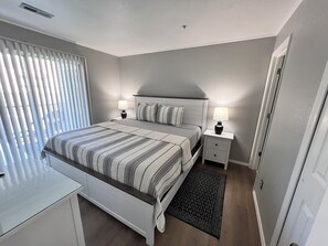 2 bedrooms, free WiFi, bed sheets - 🎢🎡 Tranquil Condo in Scenic Branson - Serene Pond Views & Family Fun Awaits!🪿 (Branson)