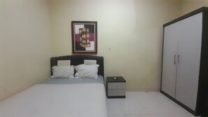 Escritorio, espacio para trabajar con laptop y wifi gratis