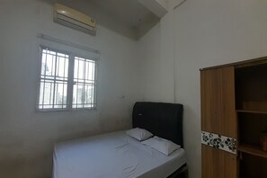 Standard Double Room | Desk, laptop workspace, free WiFi, bed sheets