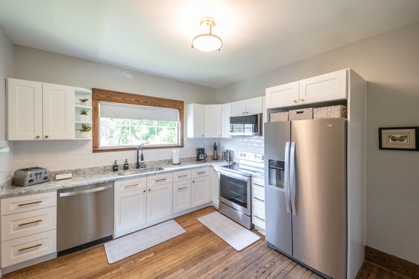 Réfrigérateur, micro-ondes, four, plaque de cuisson