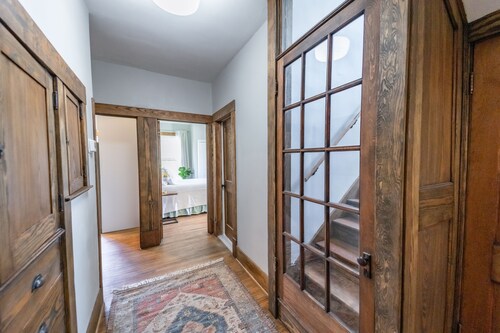 Stylish craftsman, perfect for groups, steps away from Downtown!