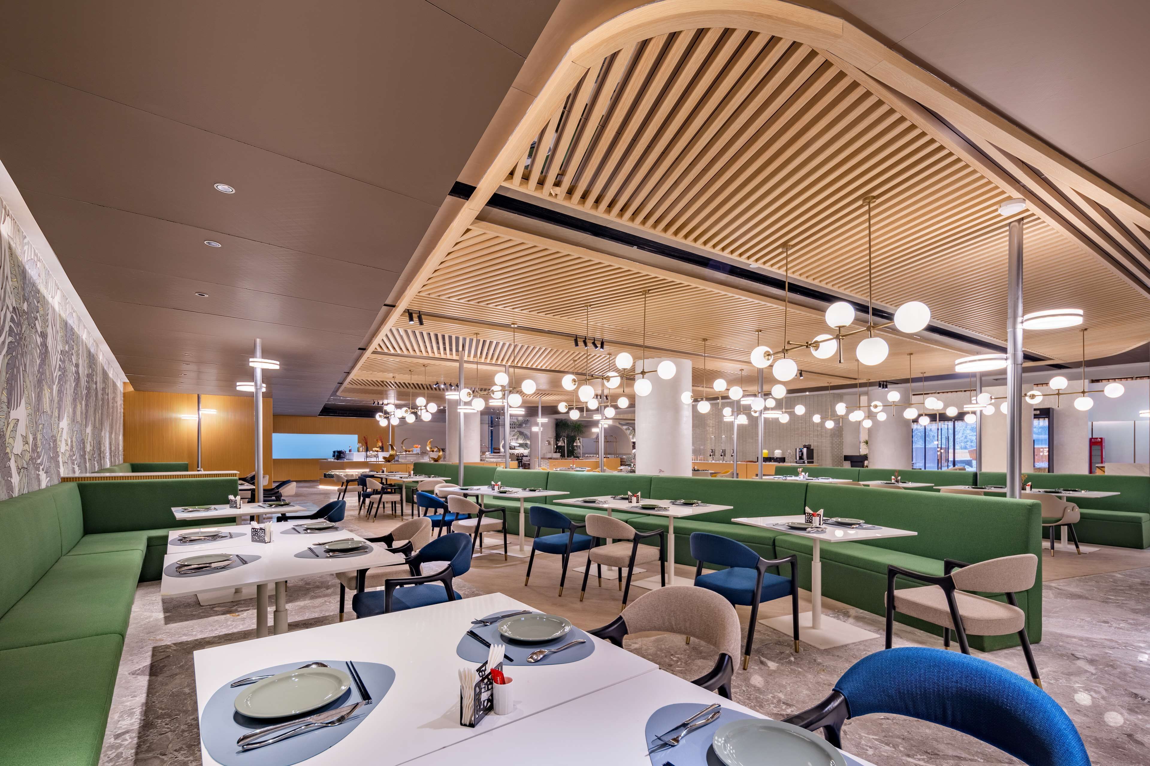 Daily buffet breakfast (CNY 68 per person)