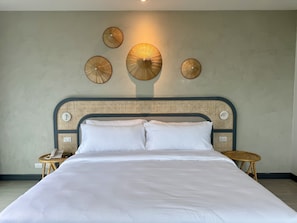 Premium Studio Suite, 1 King Bed, Pool View