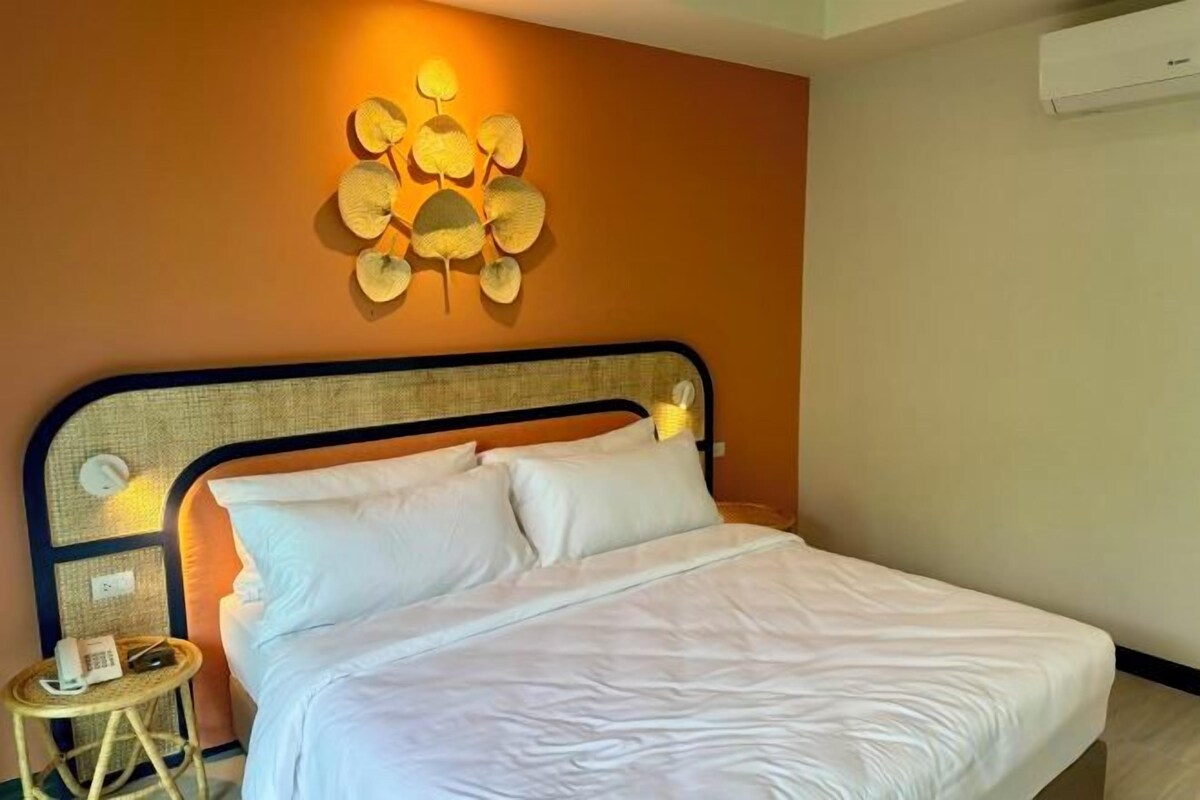 Egyptian cotton sheets, premium bedding, Tempur-Pedic beds, minibar