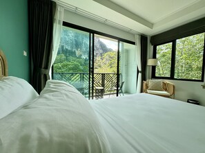 Premium Studio Suite, 2 Single Beds, Mountain View
