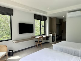 Premium Studio Suite, 2 Twin Beds, Mountain View | Egyptian cotton sheets, premium bedding, Tempur-Pedic beds, minibar