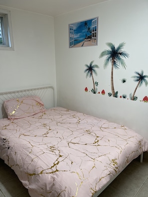 1 bedroom, iron/ironing board, free WiFi, bed sheets - cozy quiet room (Toronto)