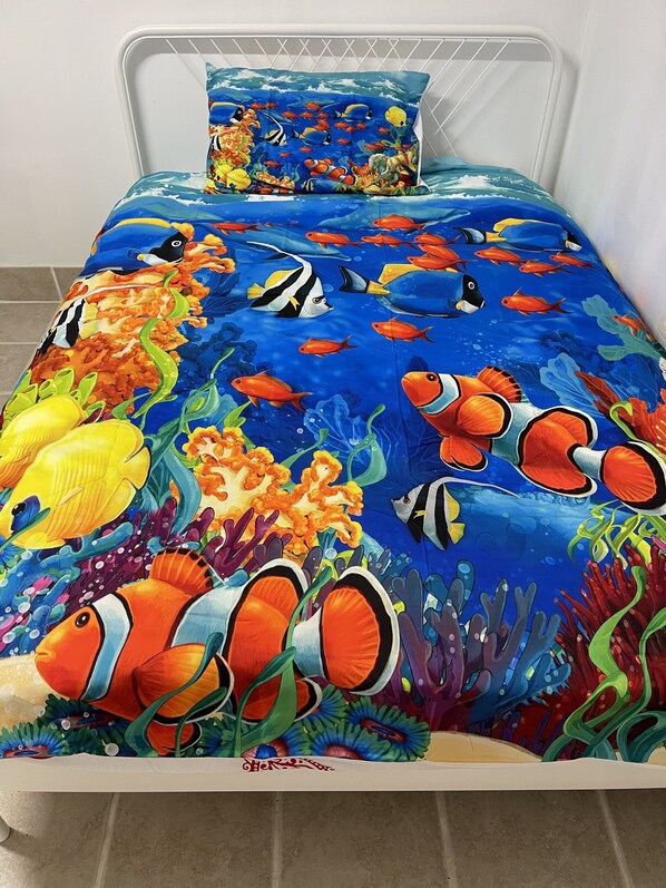 1 bedroom, iron/ironing board, free WiFi, bed sheets - cozy quiet room (Toronto)