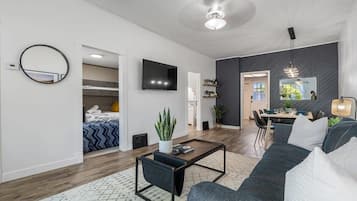 3 habitaciones, tabla de planchar con plancha, wifi y ropa de cama