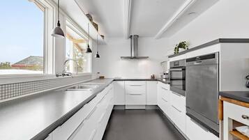 Køleskab, ovn, opvaskemaskine, kaffe-/temaskine