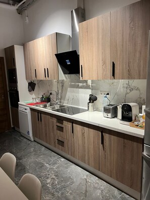 Geladeira, micro-ondas, fogão, cooktop