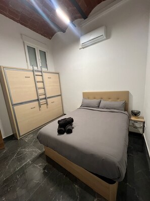 2 quartos, escrivaninha, ferros/tábuas de passar roupa