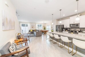 雪櫃、微波爐、焗爐、爐具