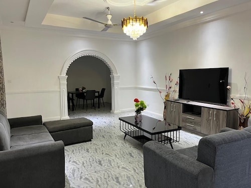 2 Bedrooms, 1 King Bed & 1 Queen Bed, Free Breakfast,WiFi,&Solar. Sleep 4