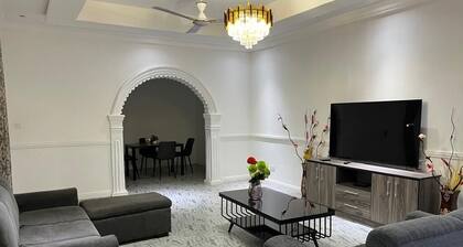 2 Bedrooms, 1 King Bed & 1 Queen Bed, Free Breakfast,WiFi,&Solar. Sleep 4