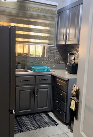 Réfrigérateur, micro-ondes, four, plaque de cuisson