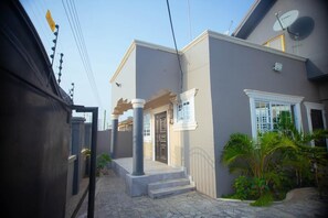 Exterior - 2 Bedrooms, 1 King Bed & 1 Queen Bed, Free Breakfast,WiFi,&Solar. Sleep 4 (Kasoa Budubuam)