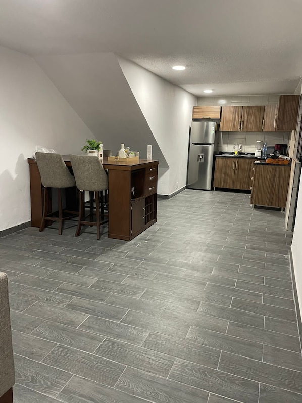 Mikrobølgeovn, ovn, kaffe-/temaskine, blender