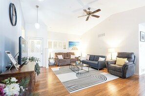 TV connectée, cheminée, baby-foot, livres