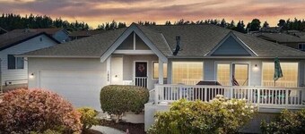 3 BR Retreat Home~ Hot tub~Country Club and Private Beach Access