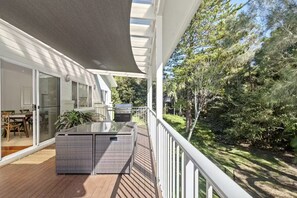 Outdoor dining - Luxury Villas Northwind (Walk to the beach) (Central Coast)