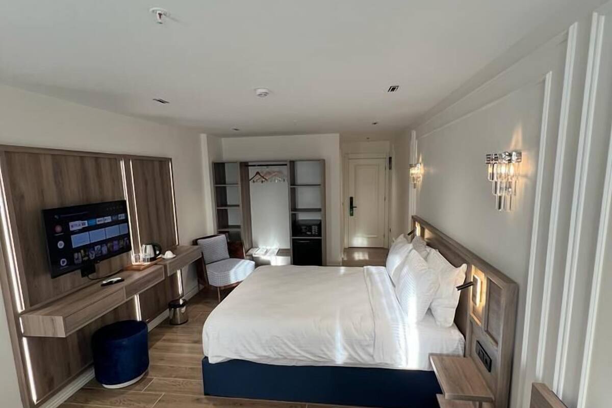 Tempur-Pedic beds, minibar, in-room safe, laptop workspace