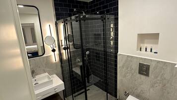 Tempur-Pedic-senge, minibar, pengeskab på værelset