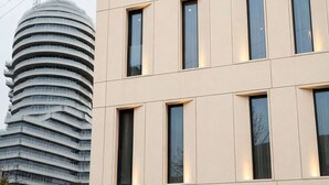 Un edificio moderno con fachada curva y varias ventanas.