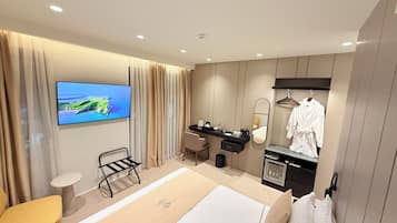 Deluxe Double or Twin Room, 1 King Bed | Premium bedding, memory foam beds, minibar, in-room safe