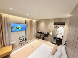 华丽双人房或双床房, 1 张特大床 | 高档床上用品、记忆海绵床垫、迷你吧、客房内保险箱