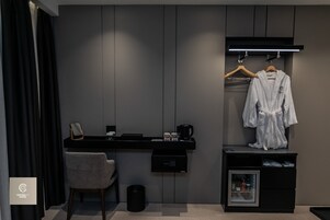 华丽双人房或双床房, 1 张特大床 | 高档床上用品、记忆海绵床垫、迷你吧、客房内保险箱