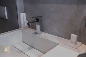 Habitació doble o amb dos llits individuals Deluxe, 1 llit de matrimoni gran | Bany | Dutxa, articles de tocador gratuïts, assecador de cabells i barnussos 