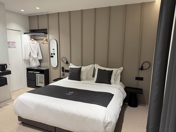 Premium kamer | Luxe beddengoed, bedden met traagschuimmatras, een minibar