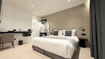 Camera Premium | Biancheria da letto di alta qualità, materassi in memory foam, minibar