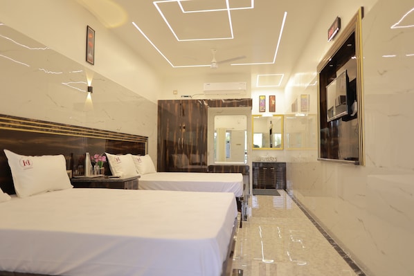 Family Room | Select Comfort beds, soundproofing, free WiFi, bed sheets - HOTEL CYRIL (Nagercoil)