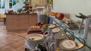 Un bufé de desayuno con diferentes alimentos y salsas.