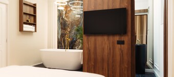 Modern&central apartment with a gorgeous bathtub inside one of the two bedrooms.