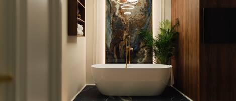 Een douche, een haardroger, handdoeken, zeep